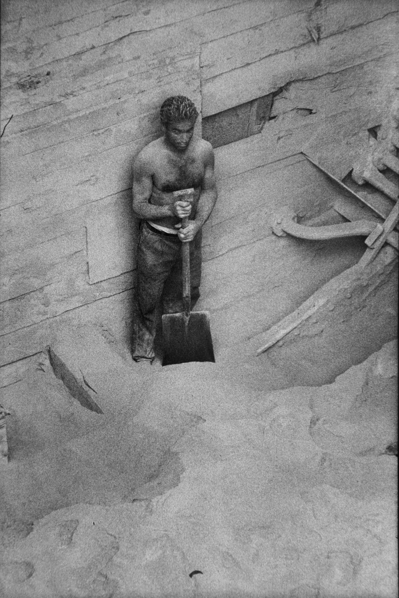 Lisetta-CarmiIl-porto-Lo-scarico-dei-fosfati-Genova-1964-Â©Lisetta-Carmi-courtesy-Martini-Ronchetti