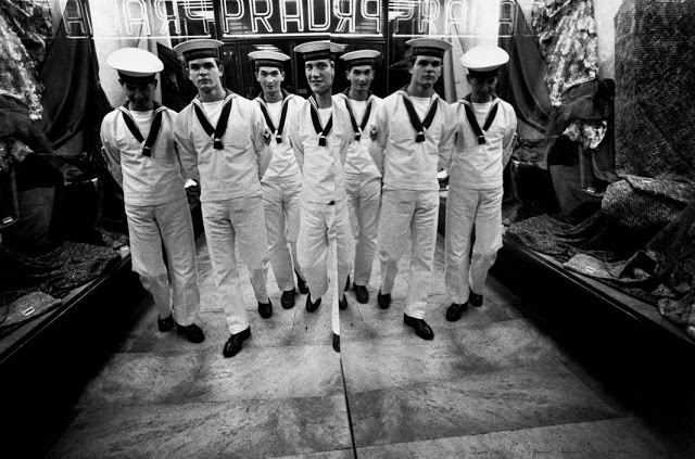 ITALY. Campania region. Town of Naples. 1963.
Sailors on shore.