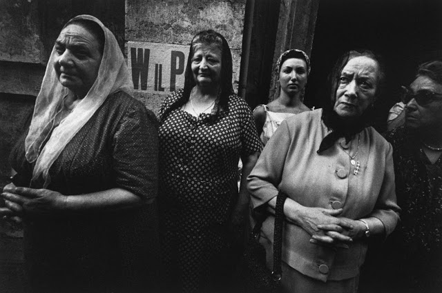 ITALY. Campania region. Town of Naples. 1966. Watching a religious parade in the old part of the city.