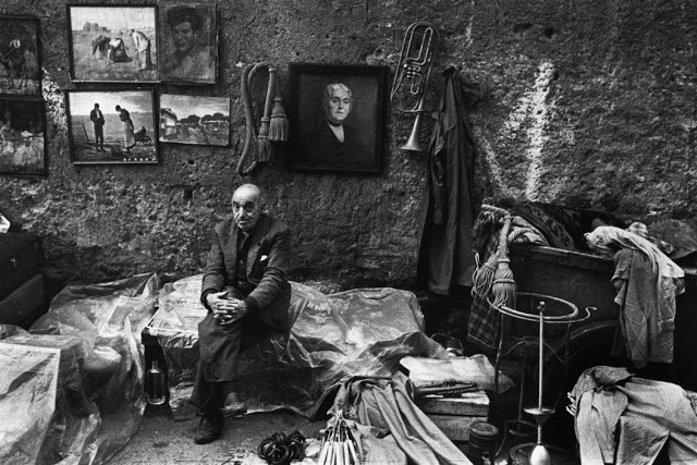 ITALY. Lazio region. Rome. Trastevere district. 1966.
Flea market.
